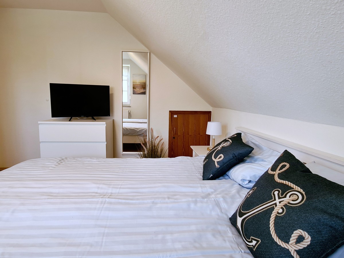 Schlafzimmer_TV Schlafzimmer Bett und TV